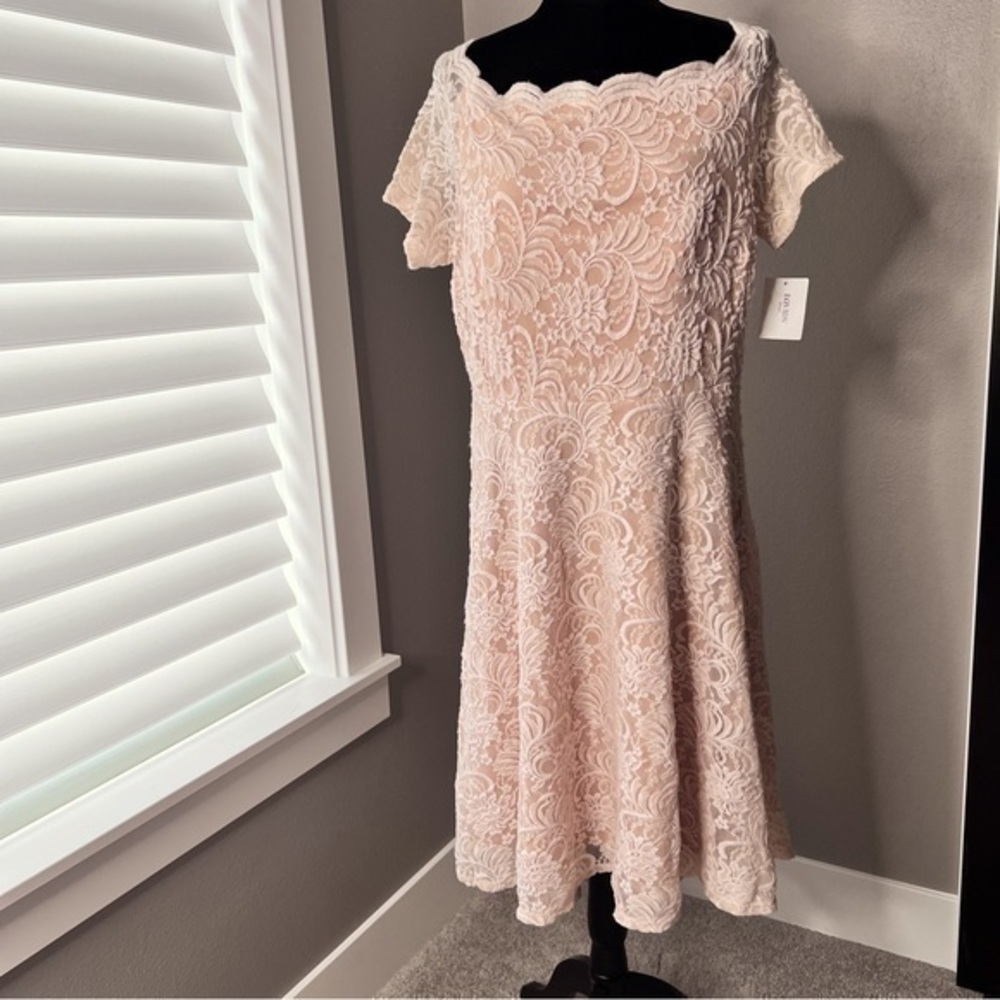 NWT David’s Bridal City Triangles off the shoulder lace dress size 18